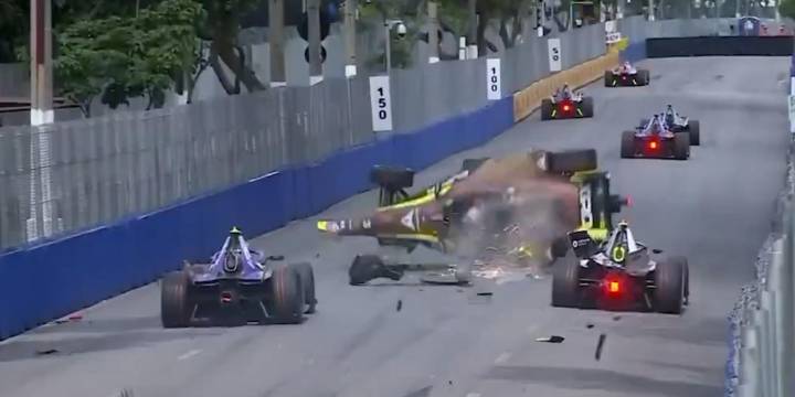 Impactante accidente en la Fórmula E: un auto impactó a otros dos y dio varias vueltas en el aire