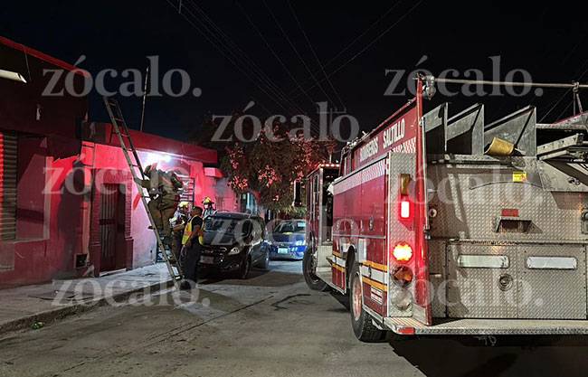Un incendio en el patio trasero de un negocio movilizó a elementos del Cuerpo de Bomberos a la colonia La Aurora