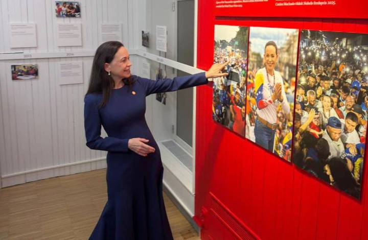 Machado inaugura exposición en Centro Nobel de la Paz y elogia la valentía ciudadana