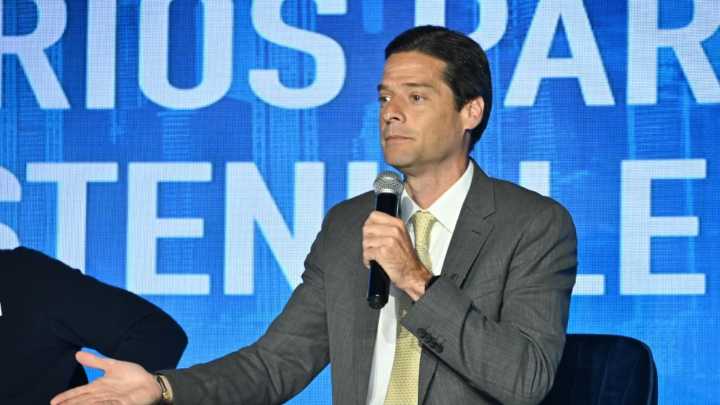 Mauricio Gómez Amín se retira de la contienda presidencial y se une a la campaña de Abelardo de la Espriella