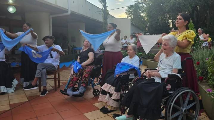 Cincuenta años de abrazos: el Asilo San José celebró su historia con una peña llena de emoción