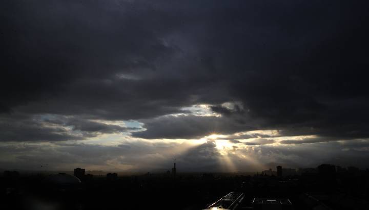 Dirección Metereológica de Chile alerta por tormentas eléctricas en sectores de ocho regiones de Chile