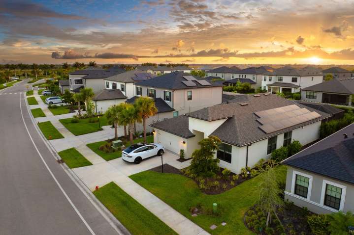 Viviendas en ciudades asequibles suben de precio, mientras áreas metropolitanas caras descienden