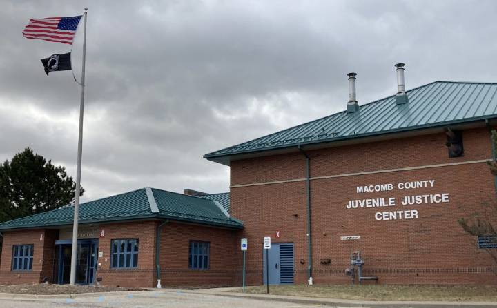 Teen charged in carjacking of elderly woman from Roseville Applebee’s