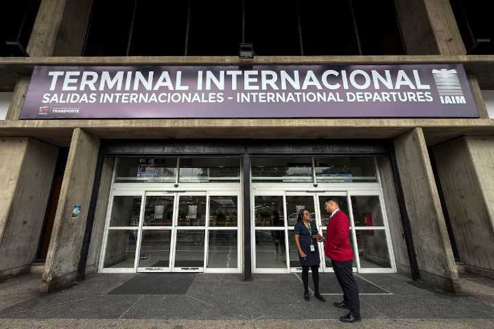 IATA pide priorizar seguridad ante cierres de espacio aéreo en Venezuela