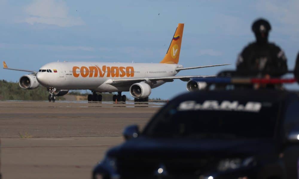 Aterriza en Venezuela vuelo de migrantes desde EE.UU. entre tensiones por espacio aéreo