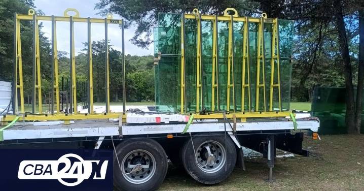 Tragedia: un trabajador murió aplastado por placas de vidrio templado