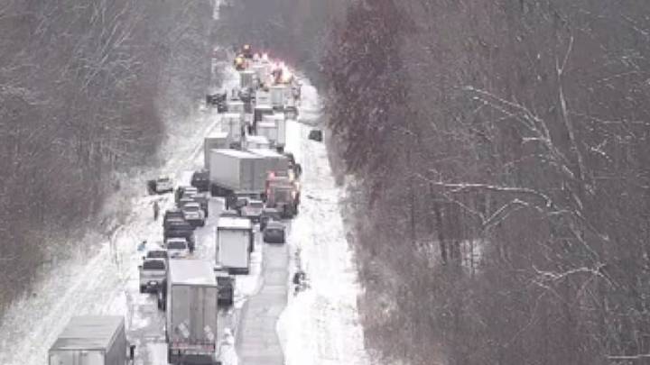 Impactante choque masivo en Estados Unidos quedó grabado en video: más de 40 vehículos involucrados en tormenta de nieve