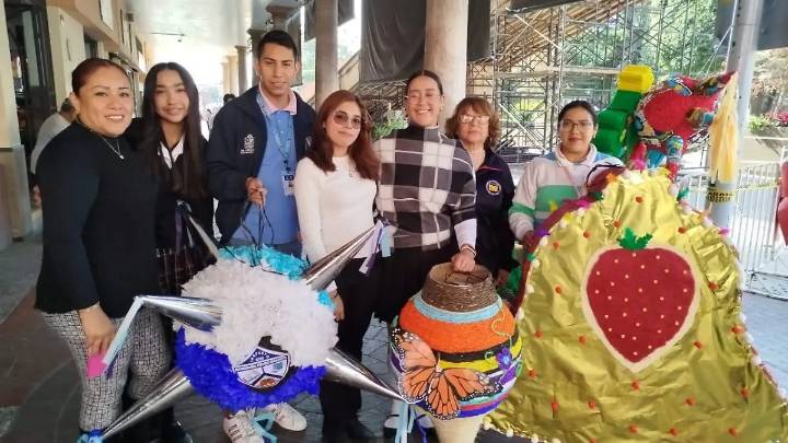 Concursan estudiantes de Irapuato con fabricación de piñatas tradicionales