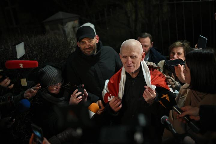 Bielorrusia indulta a 123 presos, entre ellos a un Nobel de la Paz, a...