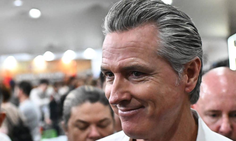 La popularidad del gobernador de California aumenta entre los votantes, según un estudio