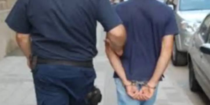 Detienen a chofer escolar por delito