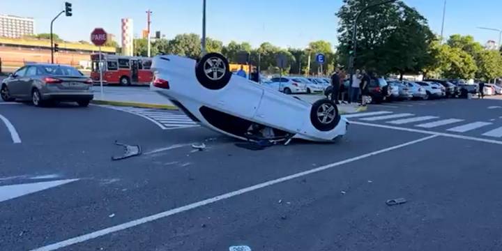 Impactante choque en Comodoro Py: un auto terminó volcado y hay dos conductores heridos