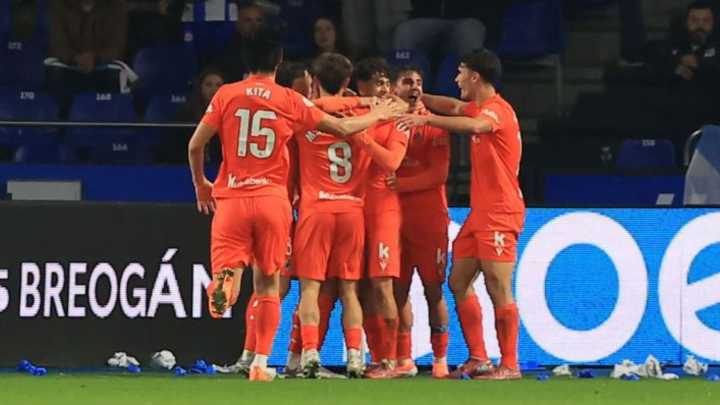 La Real Sociedad B golea y aleja al Deportivo del liderato