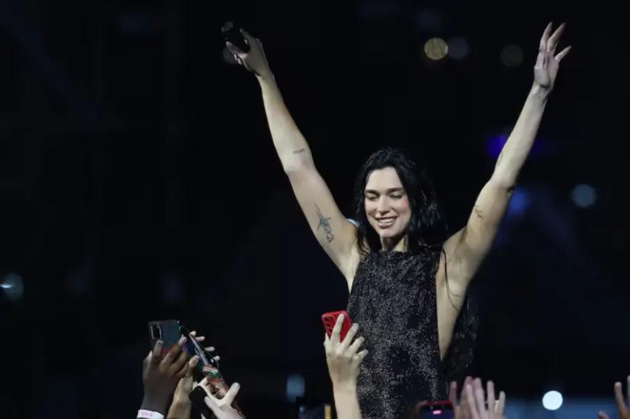 Dua Lipa rinde homenaje a iconos de la música hispana en sus conciertos de CDMX