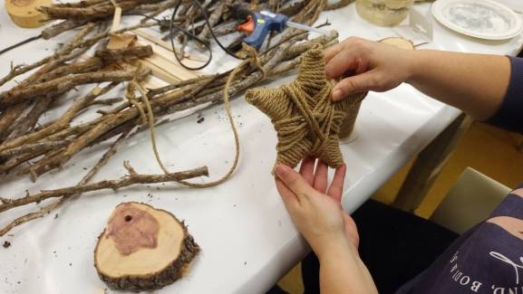 Diez vecinos de Almazán aprenden a decorar sus hogares con materiales biodegradables