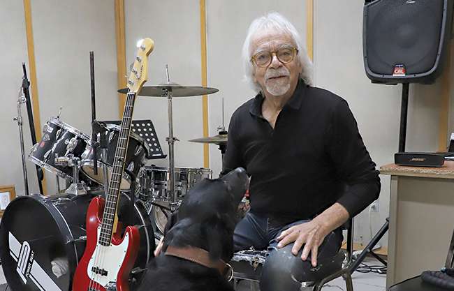 Guillermo Briseño, 80 años de vivir dedicado al rock, al blues y la poesía; celebra con concierto