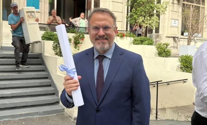 Valenzuela juró como senador pero pidió licencia: espera un cargo en el gobierno