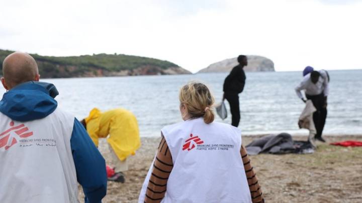 Mueren al menos 18 migrantes al hundirse un bote inflable al sur de Creta, Grecia