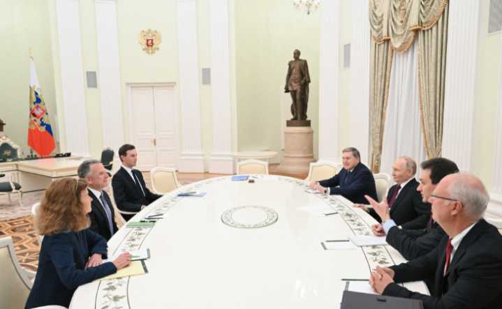 Putin evaluará ajustes al plan de paz que le entregaron enviados de Trump