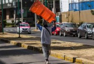 Con ‘moche’ a uniformados, franeleros burlan la ley en pleno corazón de la capital