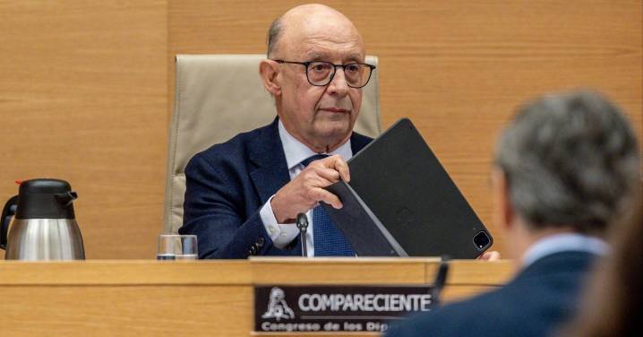 Rechazan archivar el 'caso Montoro': "Son actuaciones graves de corrupción que no entienden de ideología"