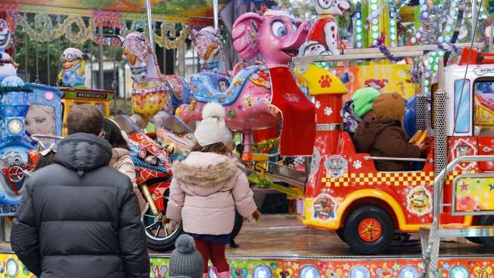Las atracciones de feria anticipan la Navidad en León