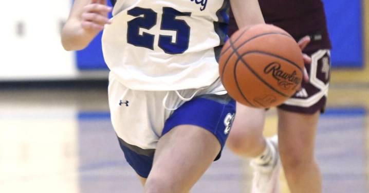 Mustangs pull away in fourth quarter to defeat Lakers