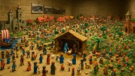 Un pueblo de Soria monta un 'belén de Navidad' con 5.000 muñecos Playmobil para luchar contra la despoblación