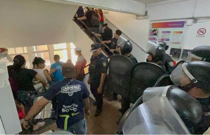 Tomaron el edificio del Ministerio de Desarrollo Humano de Santa Fe: 700 trabajadores quedaran en al calle