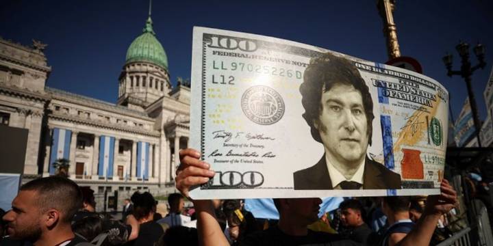 A cuánto llegarán el dólar y la inflación en 2026 y 2027, según los principales analistas locales y extranjeros