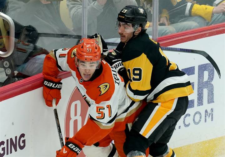 Penguins surrender goal in final second, lose another shootout vs. Ducks