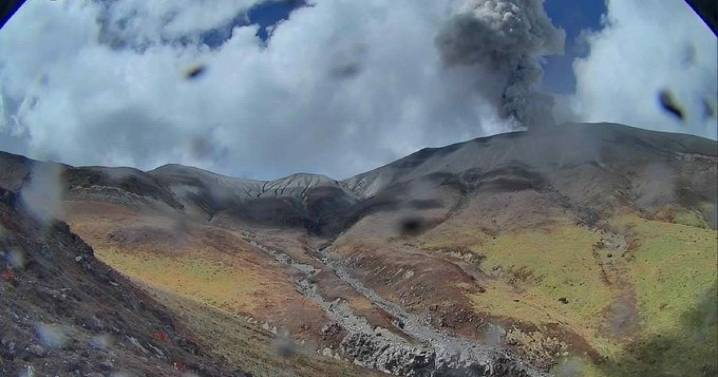 El volcán Puracé emite una columna de ceniza y gases superior a 500 metros: se mantiene en alerta naranja