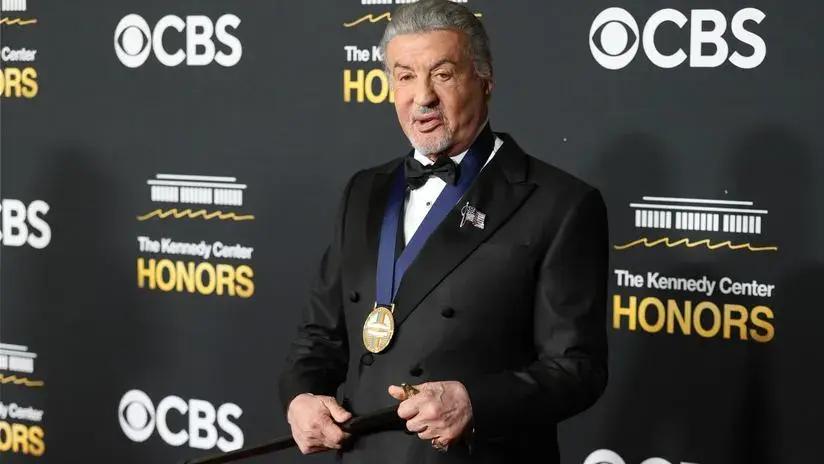 Sylvester Stallone genera preocupación al aparecer con un bastón en los Kennedy Center Honors 2025