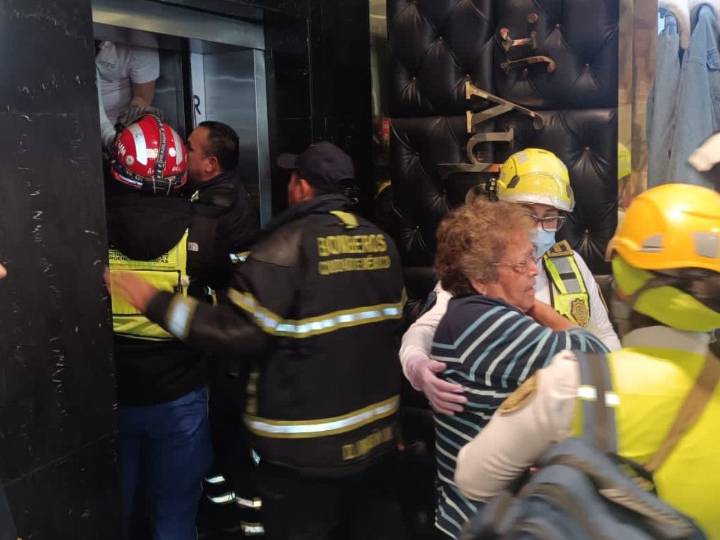 Rescatan a 13 personas de elevador de tienda departamental en CDMX