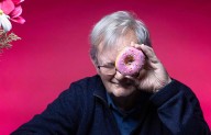 Murió Martin Parr, el fotógrafo británico que retrataba con ironía la sociedad de consumo
