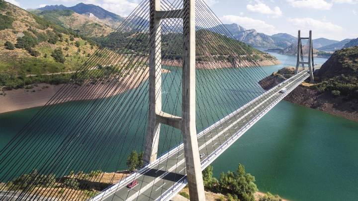Parece San Francisco, pero es España: así es "el Golden Gate leonés", el increíble puente de más de 600 metros y 220 tirantes que une Asturias con la Meseta