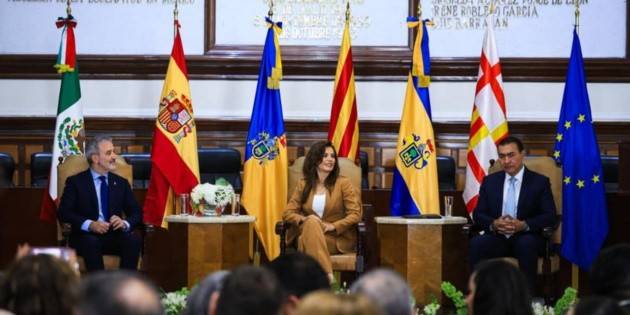 Entregan Llaves de la Ciudad de Guadalajara a alcalde de Barcelona