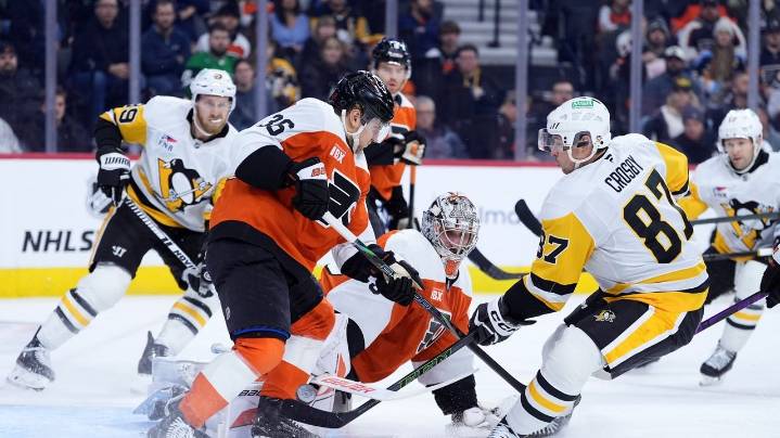 Sidney Crosby nears Mario Lemieux's Penguins points record with 2 goals against Flyers