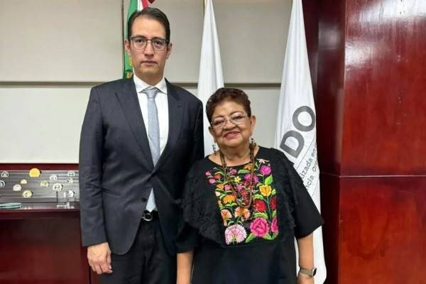 Revisa Godoy asuntos de FEMDO con su nuevo titular