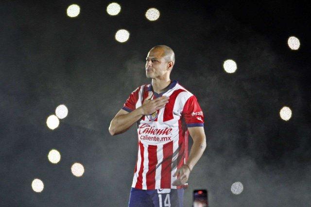 Anuncia Chivas salida de Chicharito Hernández