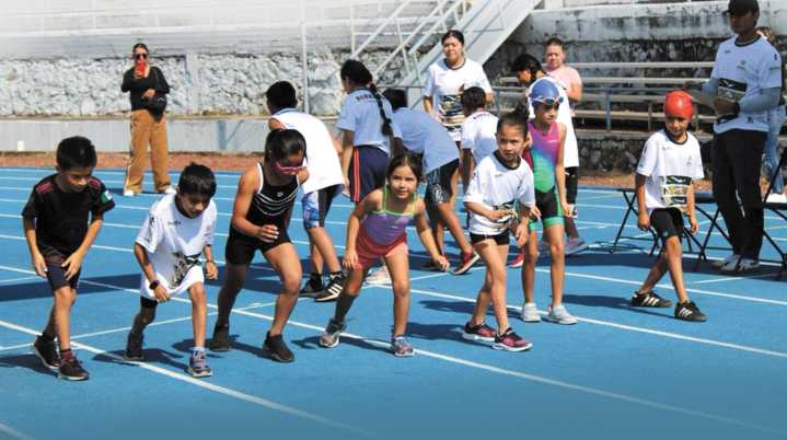 Participan desde niños hasta adultos mayores en el Acuatlón