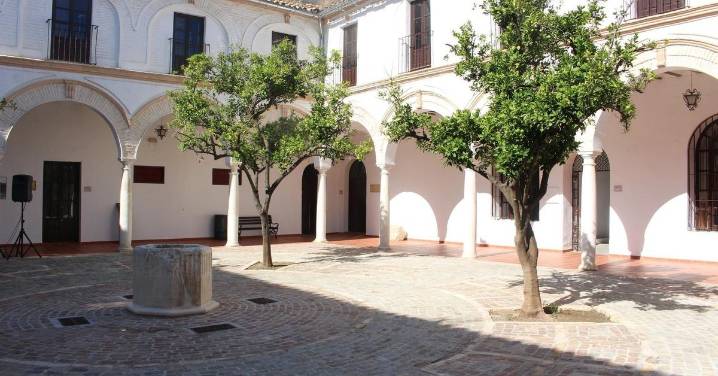 Cerrada parte del edificio del Ex Convento de Los Frailes de Puente Genil al detectarse movimientos y desplazamientos en varias columnas