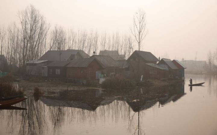 Kashmir in grip of cold wave, Pulwama shivers at minus 5.5°C