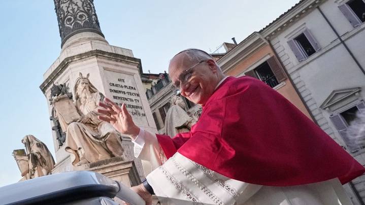 Pope Leo XIV gets into Christmas spirit with prayer for peace at Spanish Steps