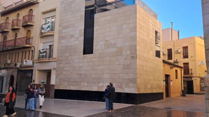 Elche licita por 23.000 euros la instalación del mosaico de la Virgen en la Casa de la Orxata