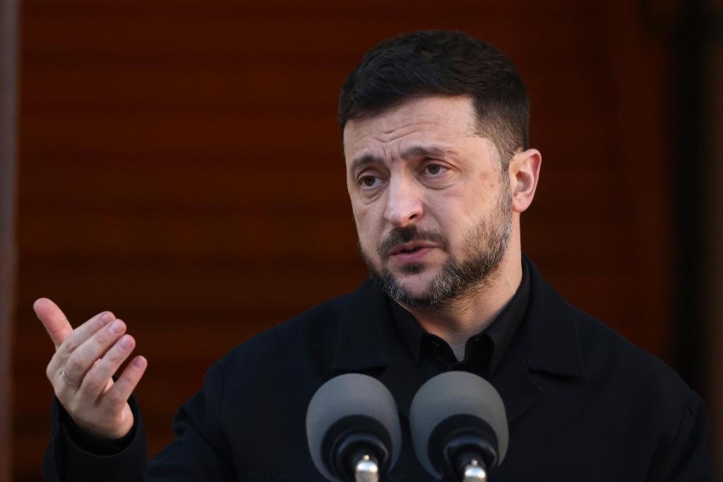 Ante desafíos por apretada agenda, Zelenskyy responde preguntas de reporteros mediante chat grupal
