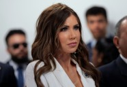 Noem, enfrenta escrutinio sobre políticas de inmigración en una audiencia de la Cámara de Representantes