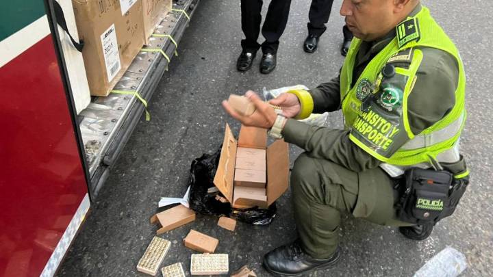 ¿Para dónde iban con todo eso? Policía descubrió 700 cartuchos de nueve milímetros encaletados en bus en Antioquia