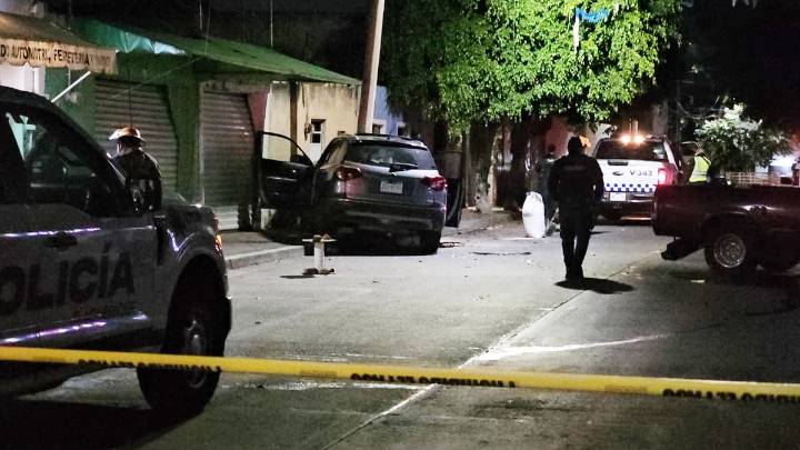 Joven conductora alcoholizada choca contra camioneta estacionada y un poste de la CFE en Tlaquepaque
